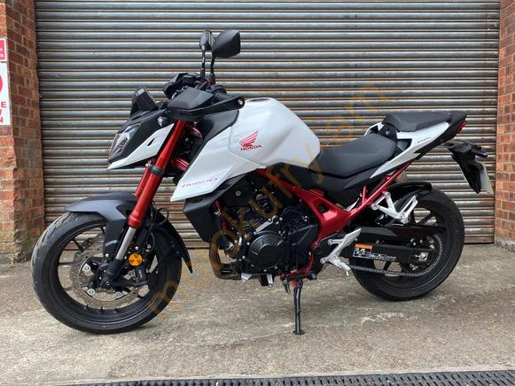 Honda CB 750 Hornet 23-25 blatníček 071234M