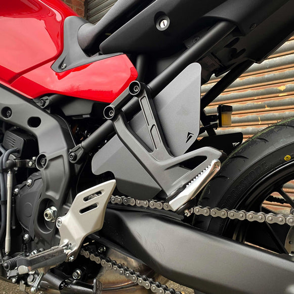 Yamaha Tracer 9 21- kryt zadních stupaček 35290M