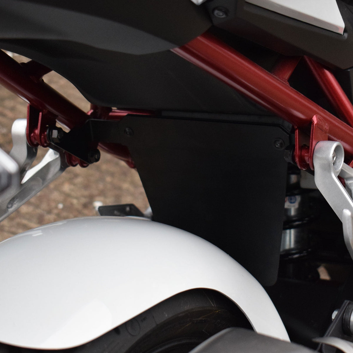 Honda CB 750 Hornet 23- kryt zadního tlumiče 811280