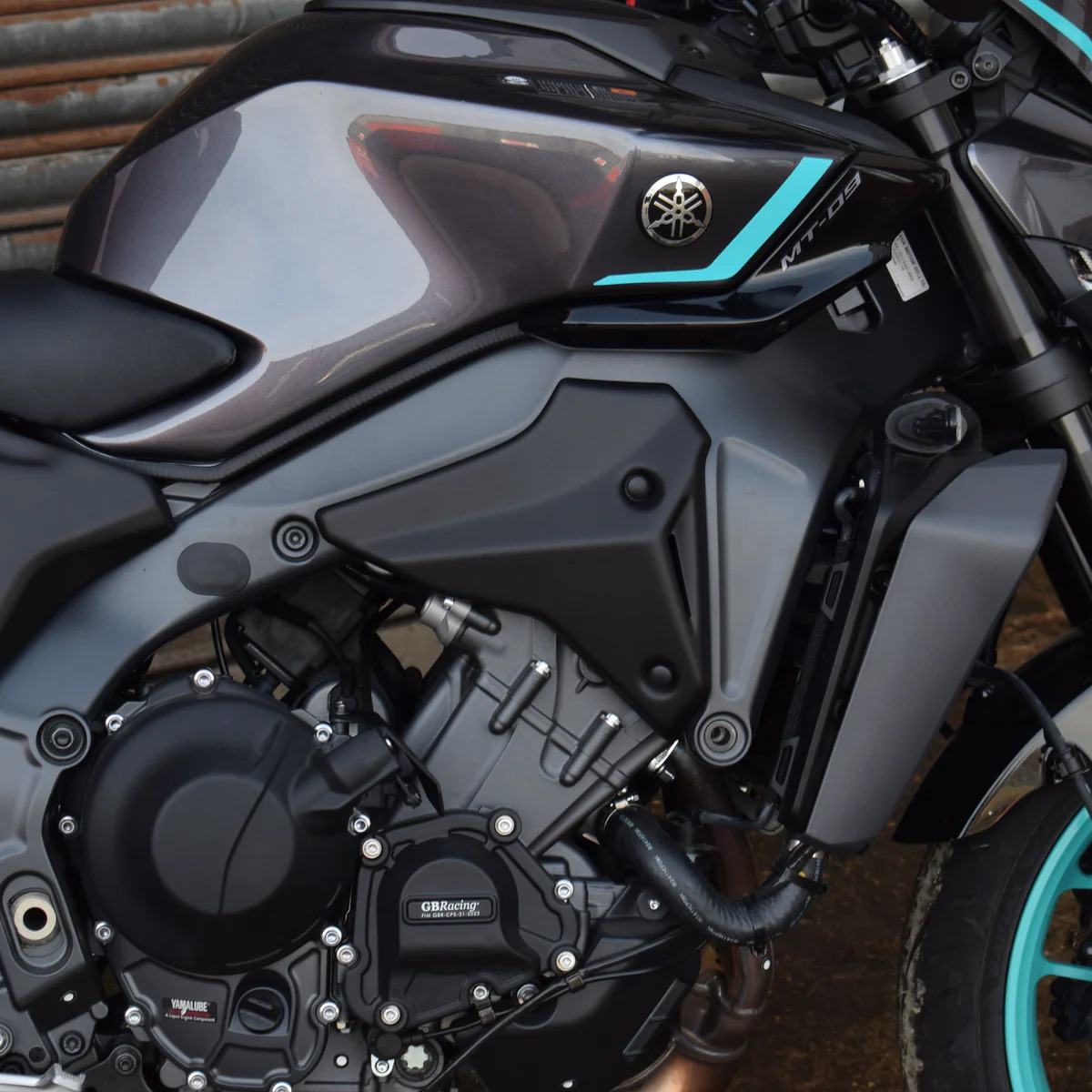 Yamaha MT-09 21-/Tracer 9 GT/GT+ 21-  boční výpln nad motor 22152M