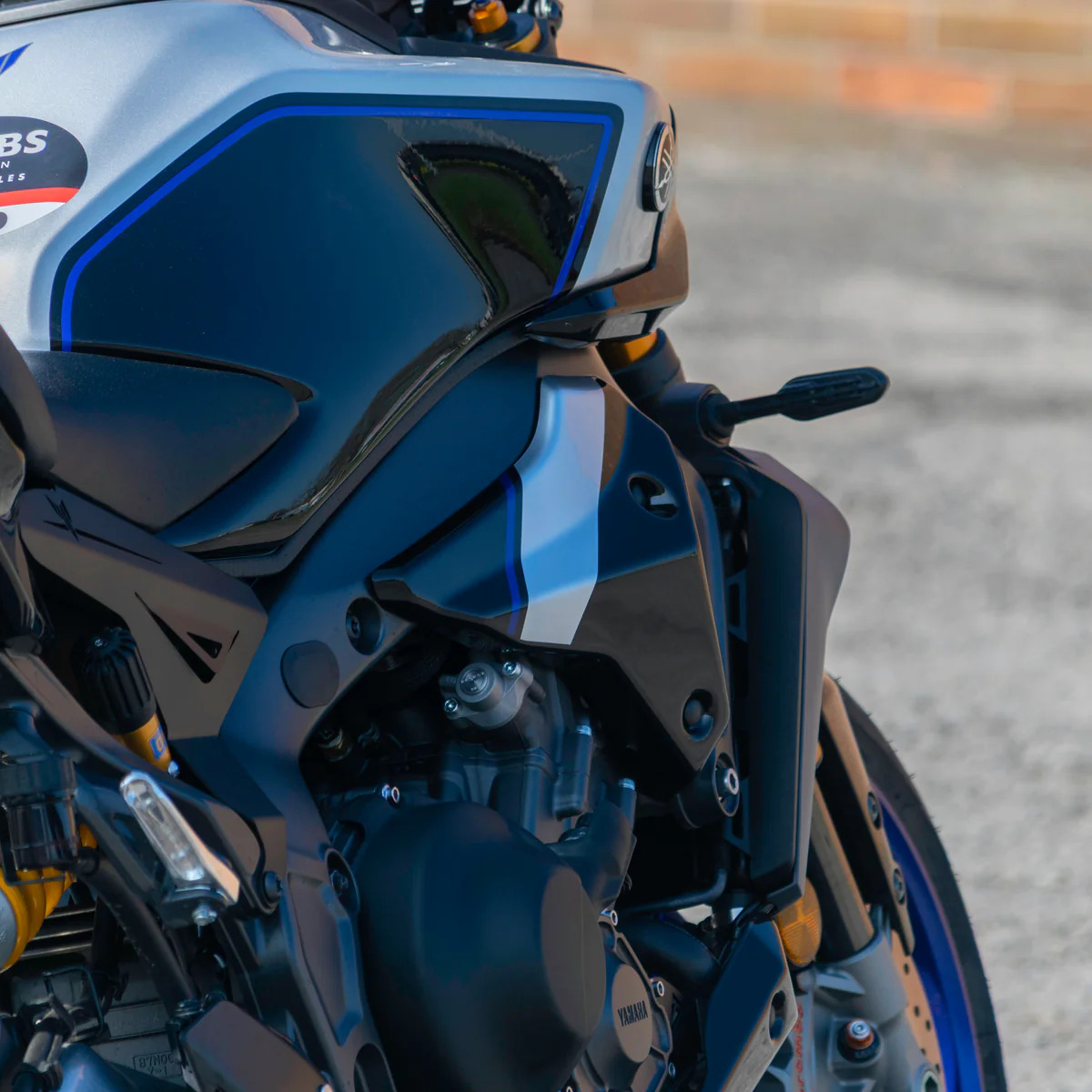 Yamaha MT-09 SP 21-/Tracer 9 GT/GT+ 21- boční výpln nad motor 22152K