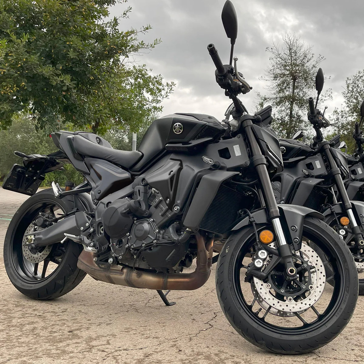 Yamaha MT-09 21- boční výpln nad motor 22152F
