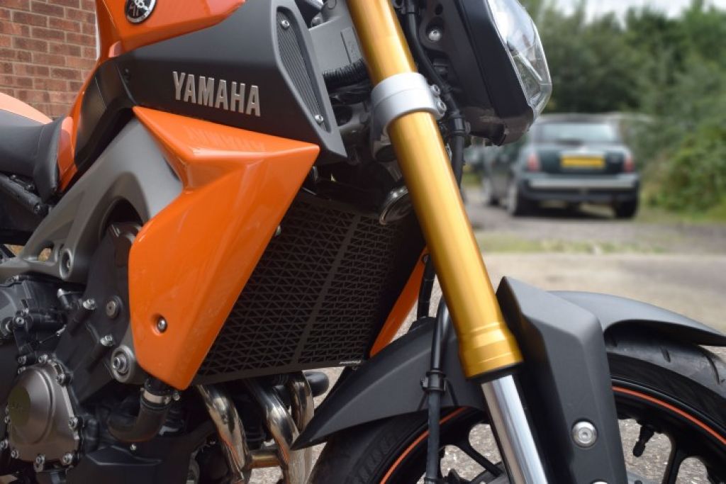 Yamaha MT-09 13-16 Alu mřížka na chladič 522003A