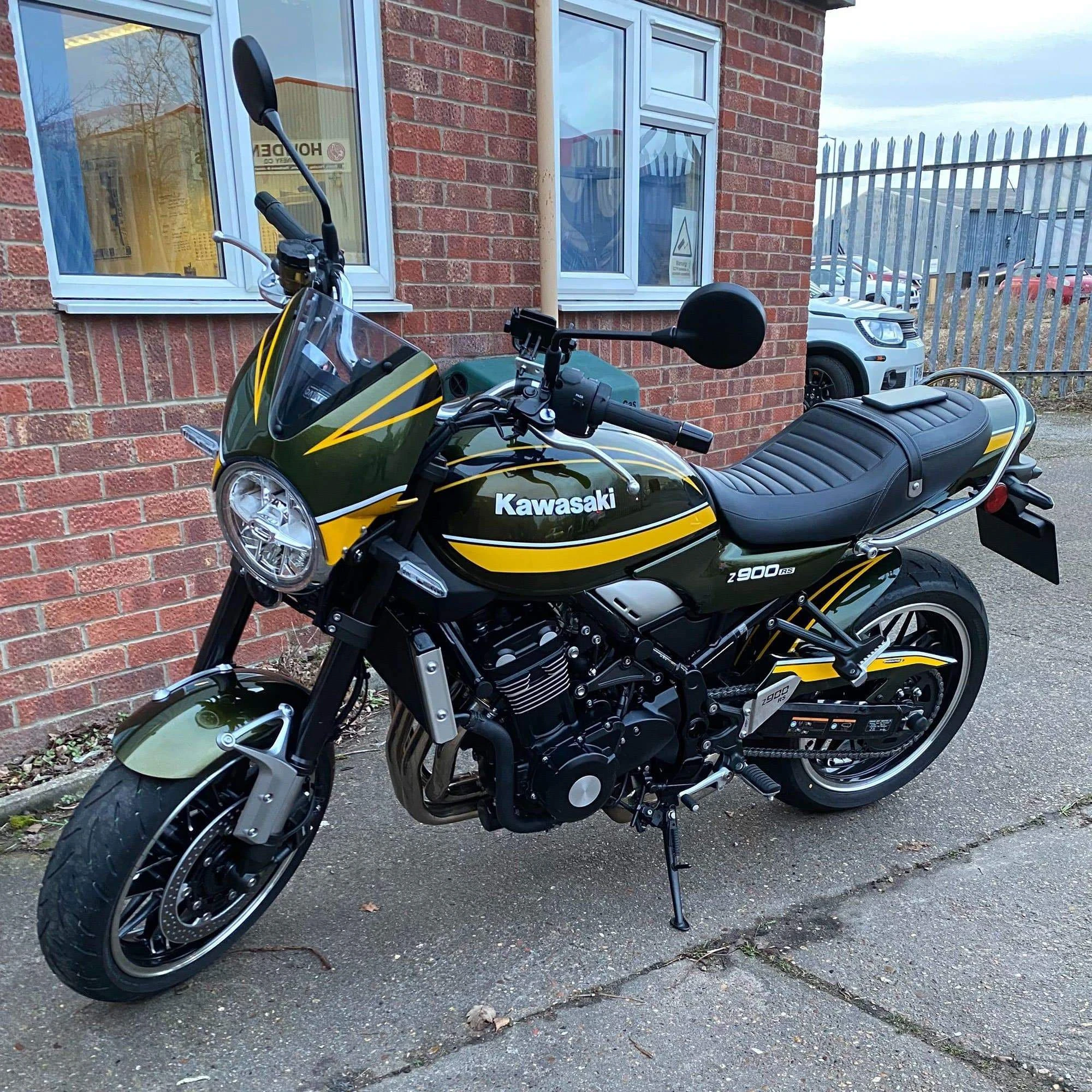 Kawasaki Z900RS 2025 štít 23500F