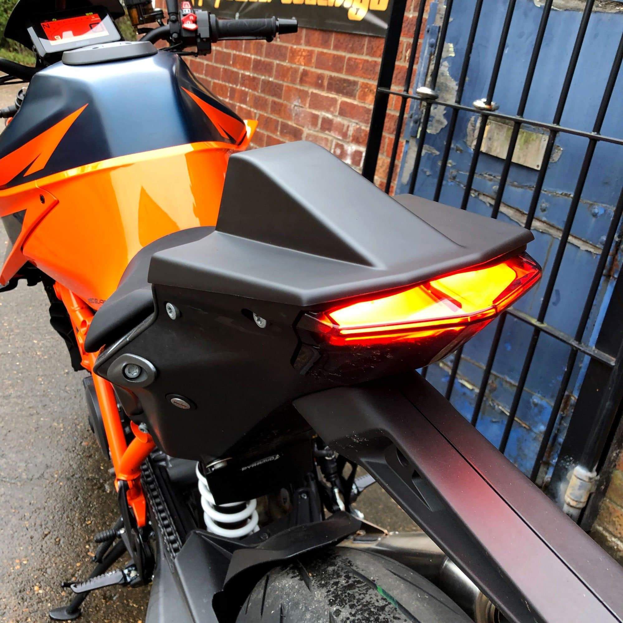 KTM 1290 Superduke R/EVO 20- Kryt sedla 19990M