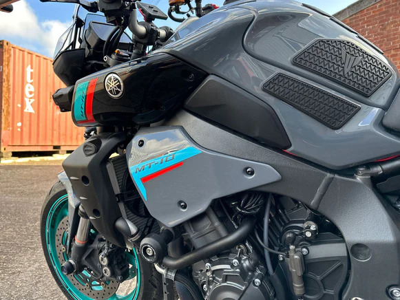 Yamaha MT-10 2022- boční panely nad motor 22195P
