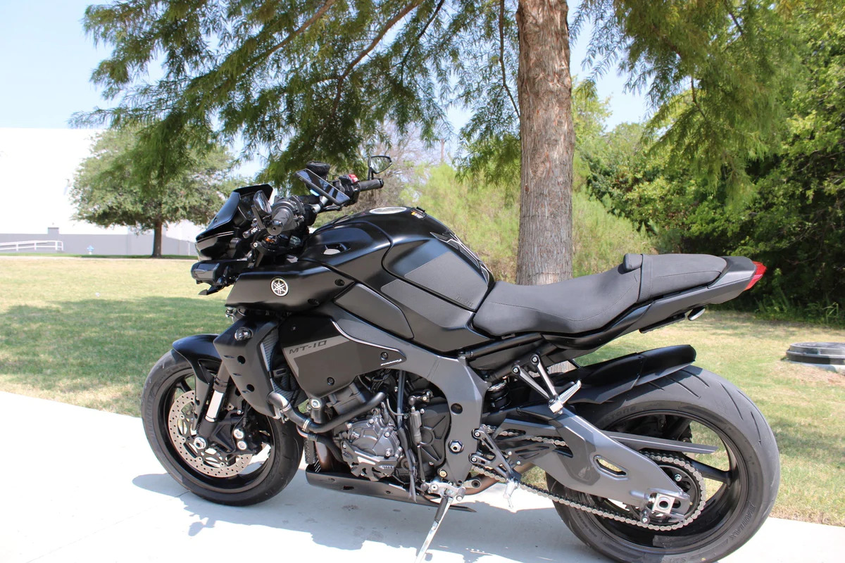 Yamaha MT-10 2022- boční panely nad motor 22195F