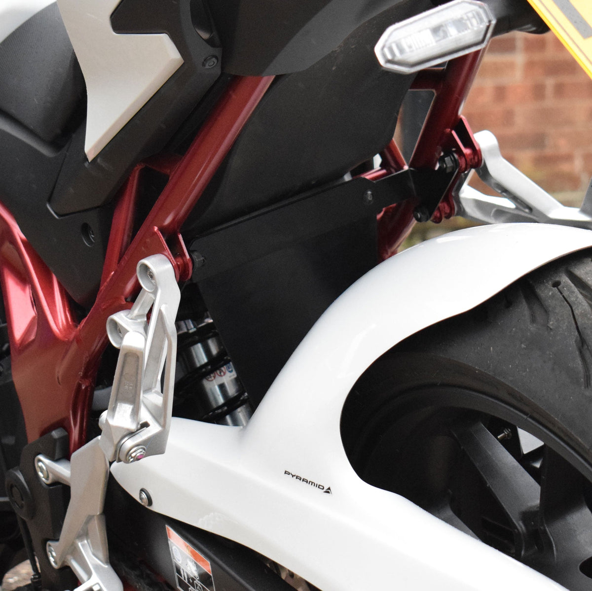 Honda CB 750 Hornet 23- kryt zadního tlumiče 811280