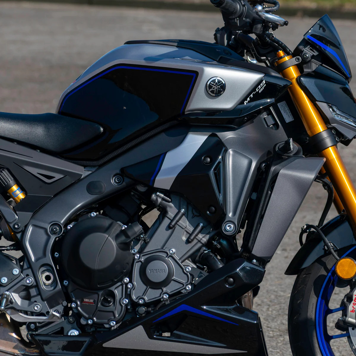 Yamaha MT-09 SP 21-/Tracer 9 GT/GT+ 21- boční výpln nad motor 22152K