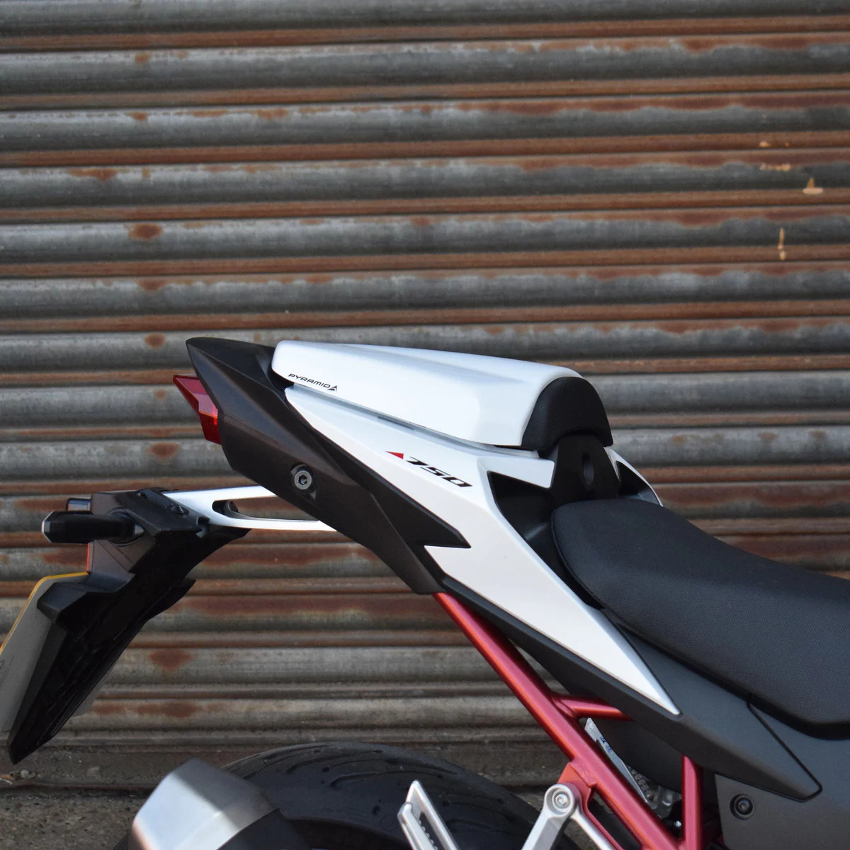 Honda CB 750 Hornet 23-24 kryt sedla 11573C