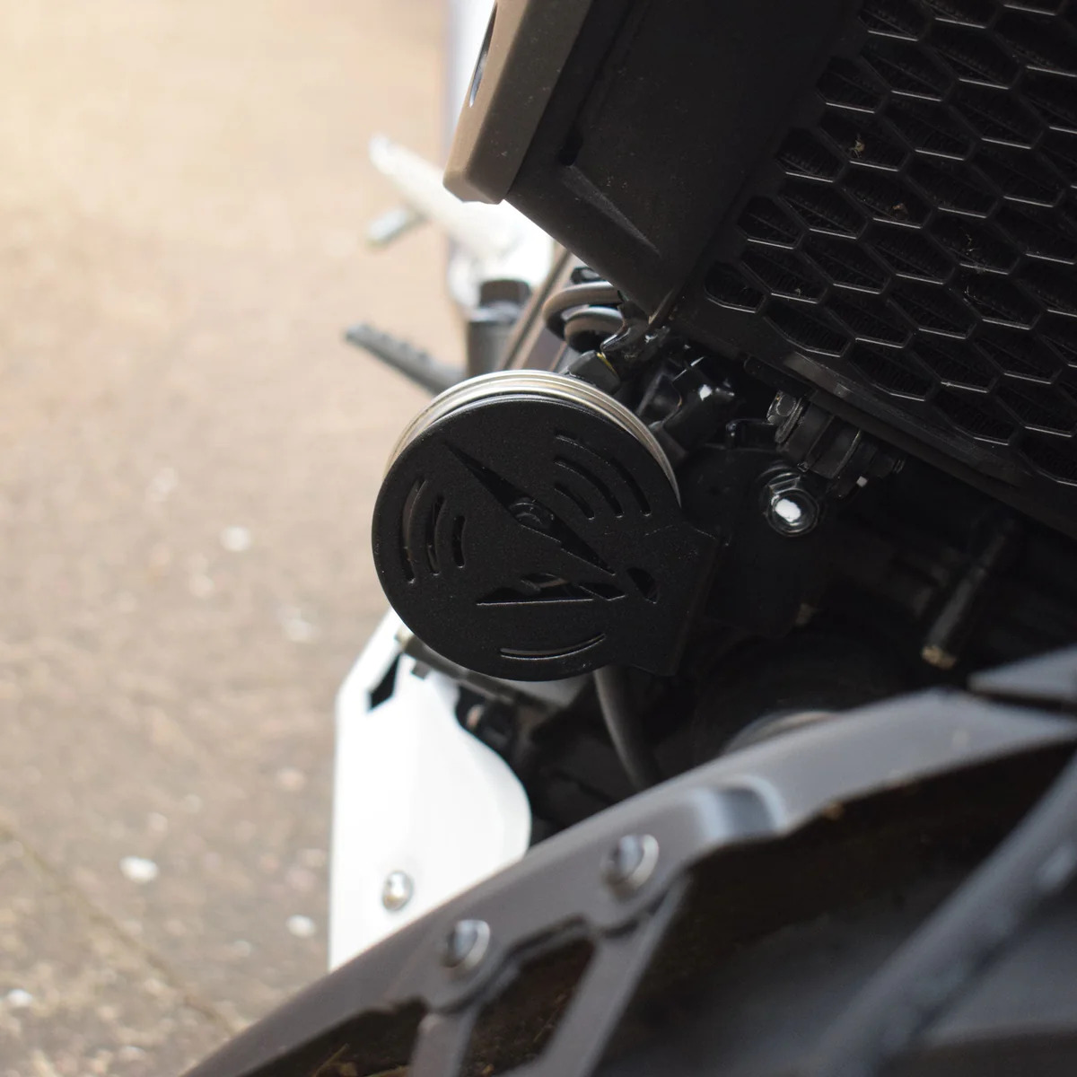 Honda CB 750 Hornet 23- kryt klaksonu 35161M