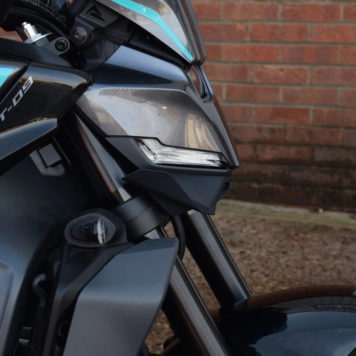 Yamaha MT-09 24 spoiler pod světla 38250M