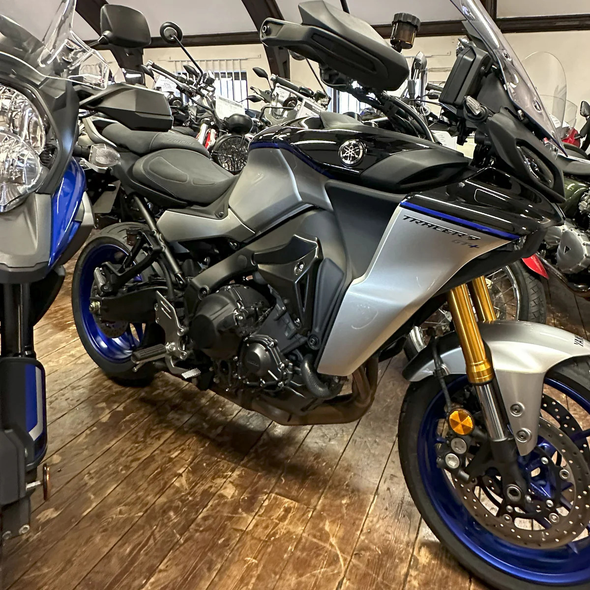 Yamaha MT-09 21-/Tracer 9 GT/GT+ 21-  boční výpln nad motor 22152M