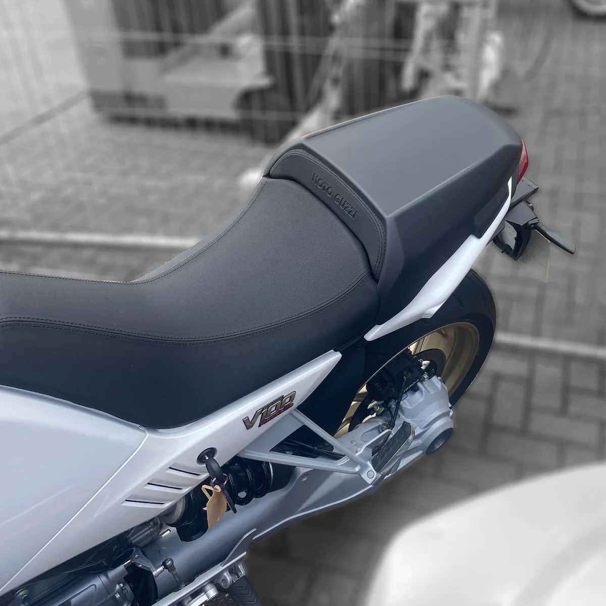 Moto Guzzi V100 Mandello / S 22- kryt sedla 18555E