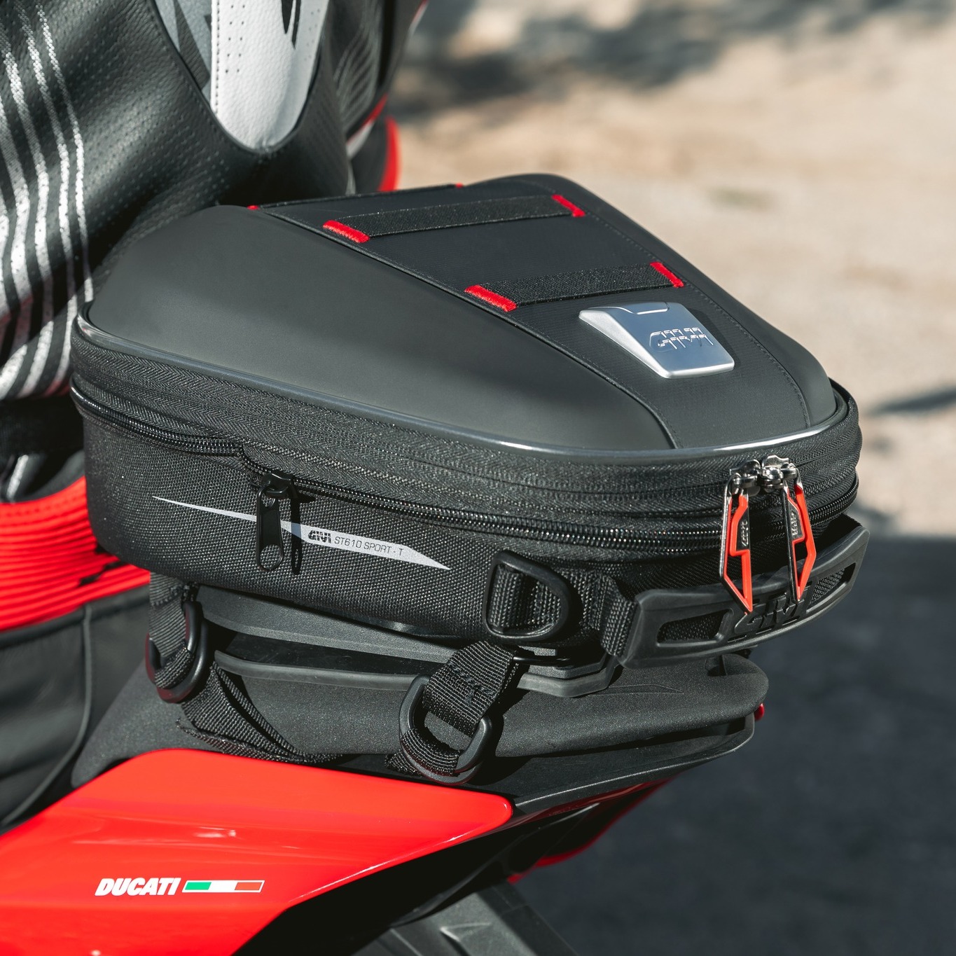 Givi ST610+ zadní moto brašna SEATLOCK 10L.